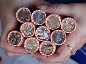 硬幣的制作方法：將硬幣投入流通