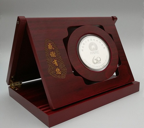 單位光榮退休紀念章,員工退休送什么定制紀念品好？