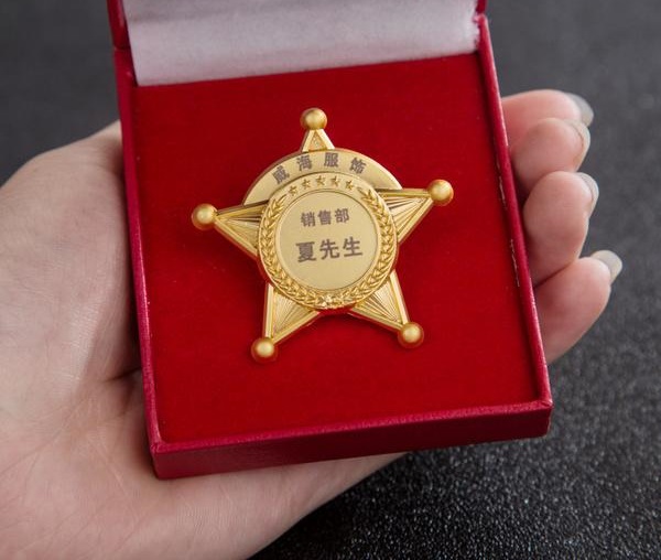 在單位服務崗滿三年五年十年以上的優秀員送什么紀念品好？